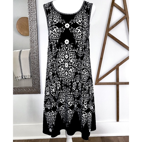Max Studio Dresses & Skirts - Max Studio Black and White Patterned Sleeveless Knee-Length Dress - Small